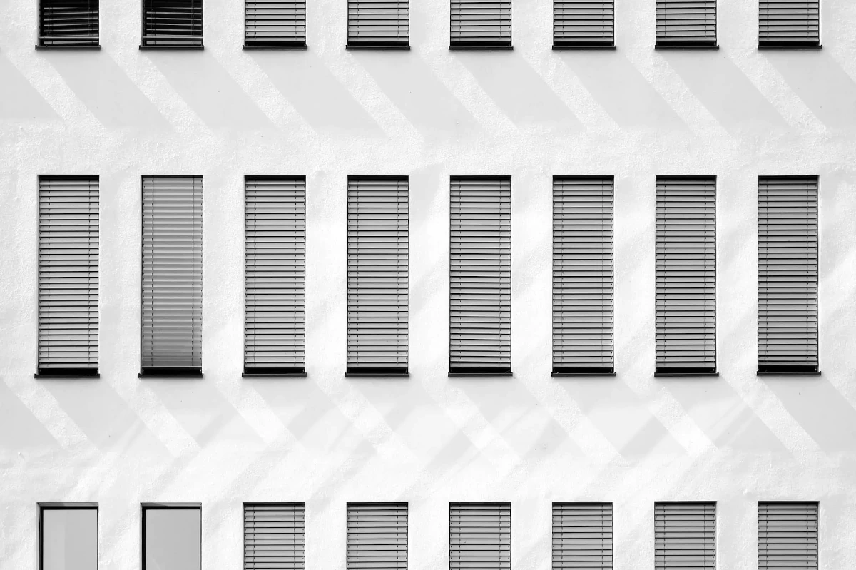 Dettaglio architettonico di una facciata con finestre e schermature
